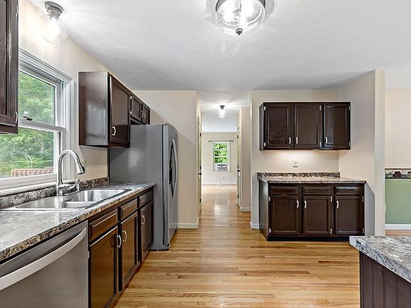 4th image of 185 Bournehurst Dr