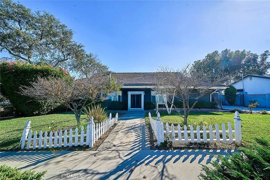 3 bed, 2.5 bath, 1707 sqft, $5,000 — Photo 1