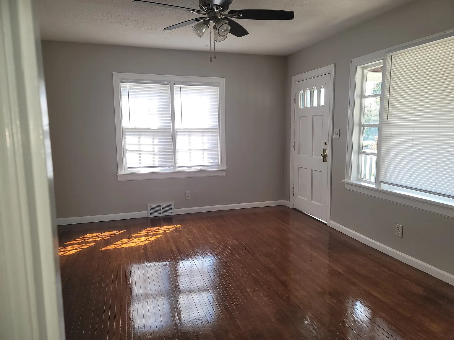 117 N Norman Ave — Photo 4