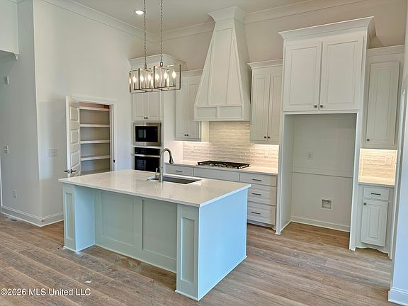 3rd image of 302 Tremont Dr