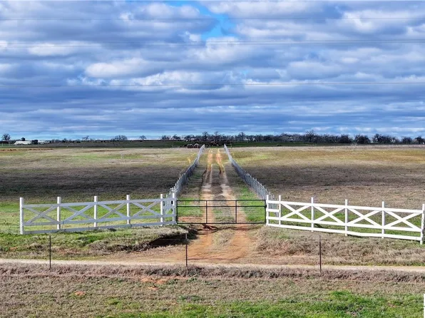 1139 County Road 305, Floresville, TX 78114