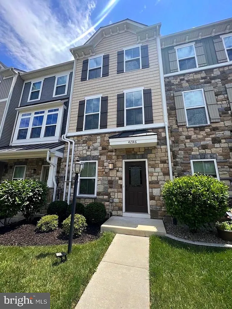 3 bed, 3.5 bath, 1938 sqft, $3,000 — Photo 1