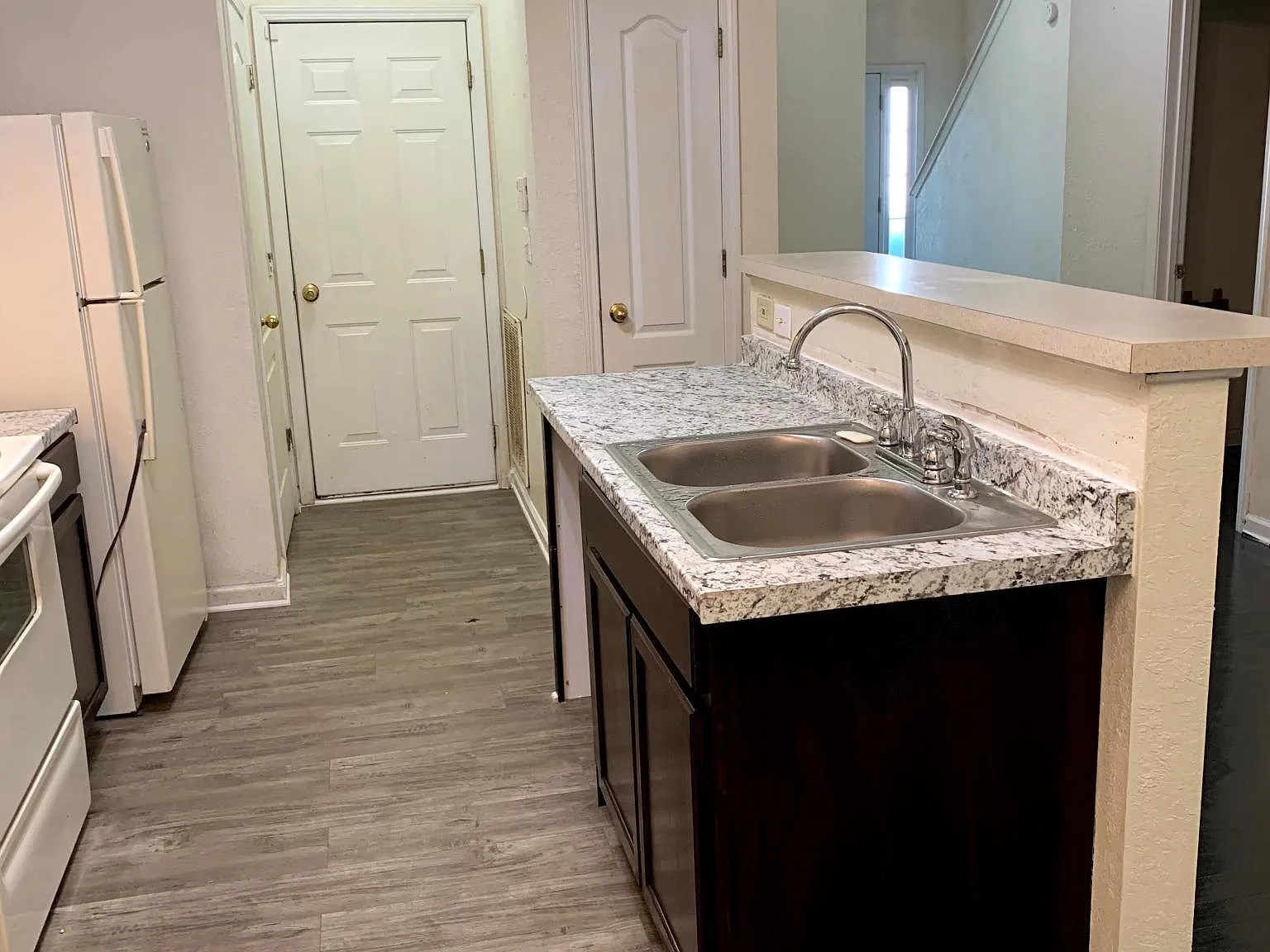 3 bed, 2.5 bath, 2500 sqft, $1,995 — Photo 2
