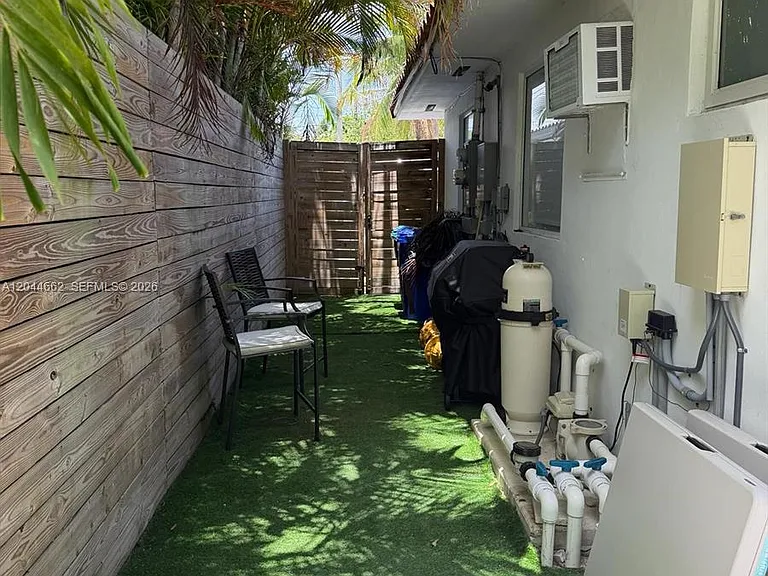 2401 SW 16th Ct — Photo 1