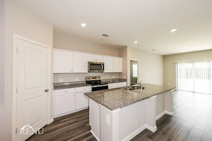 4 bed, 2.0 bath, 1827 sqft, $2,350 — Photo 3