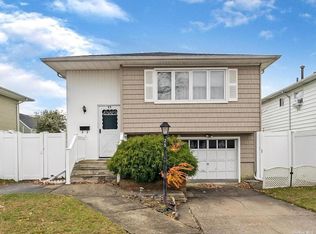 25 Verona Pkwy, Lindenhurst, NY 11757