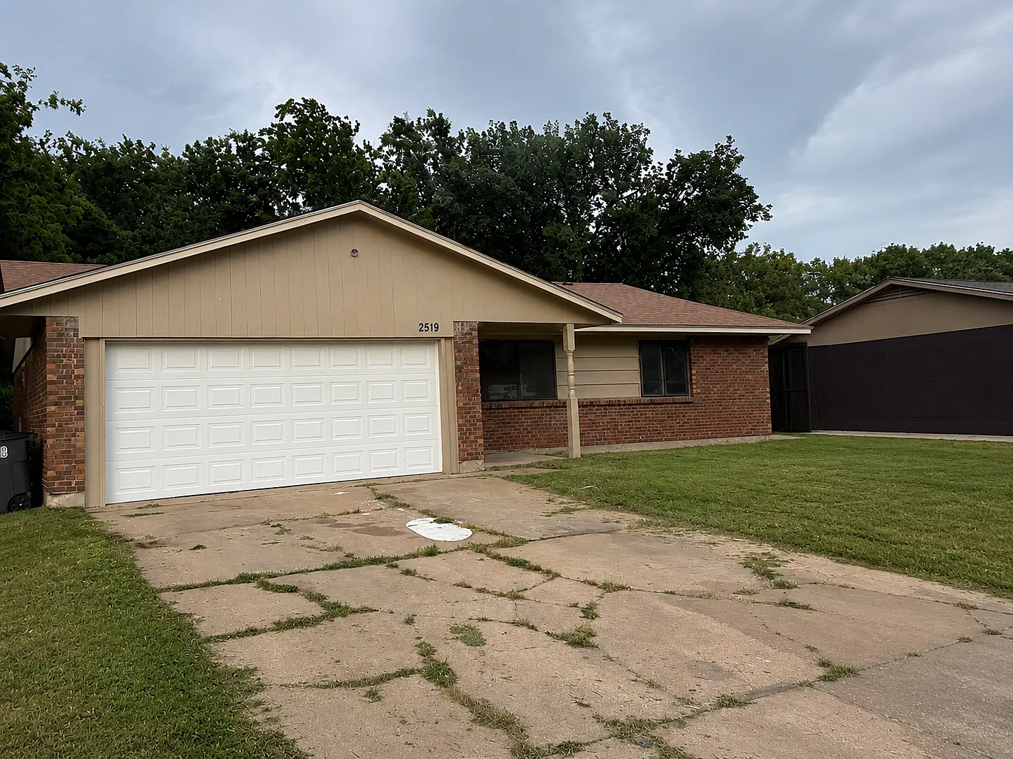 3 bed, 942 sqft, $1,420 — Photo 1