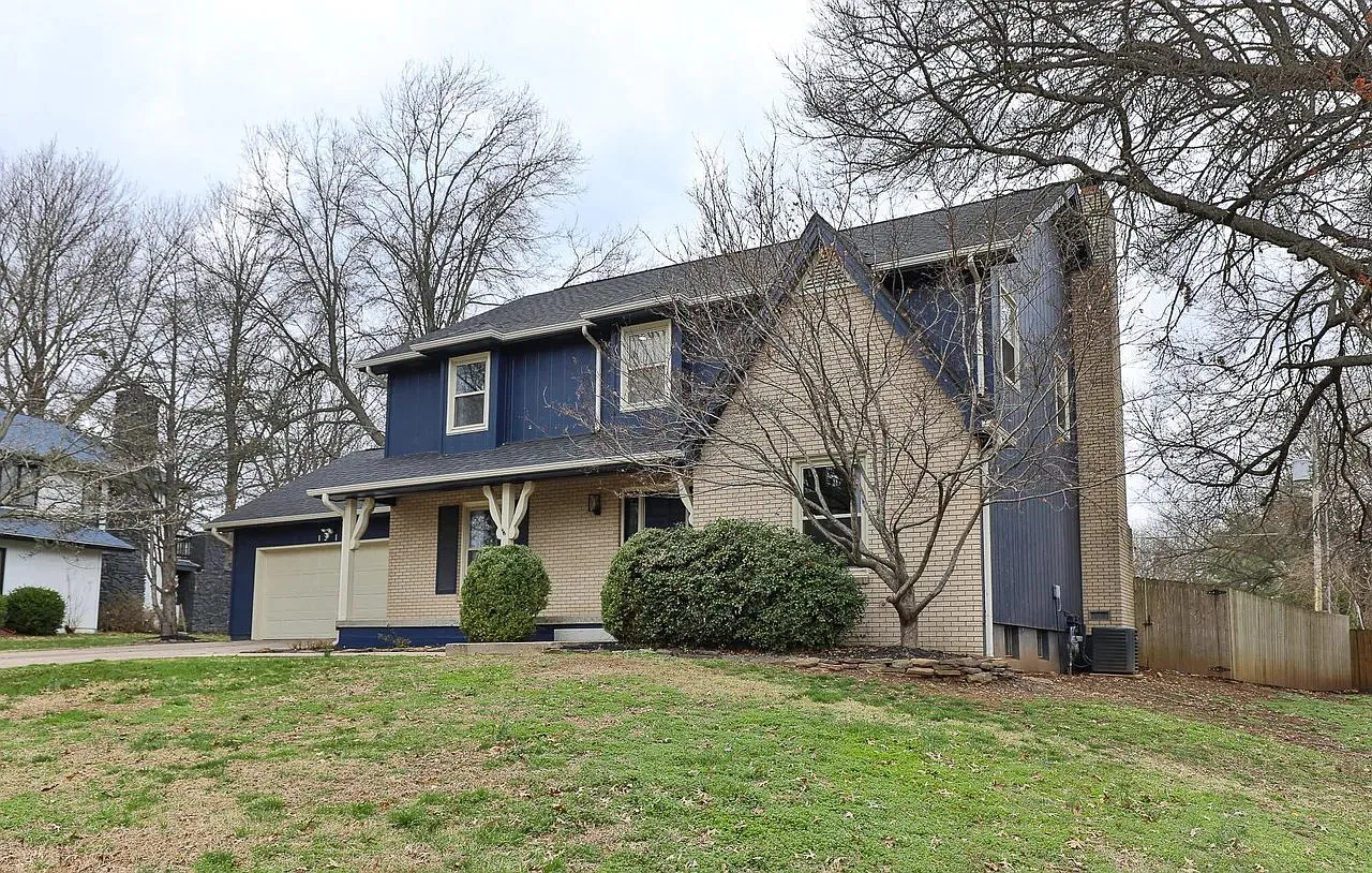 Spacious 5-Bedroom Home Backing to Neighborhood Parkwith Easy Pool Access! — Photo 1