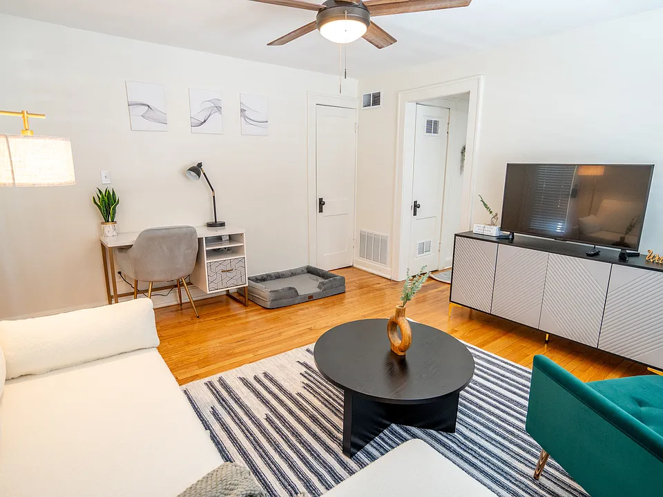 1111 W 41st St #1W