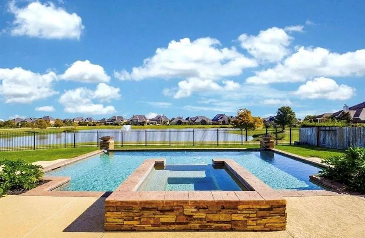 5 bed, 4.5 bath, 4241 sqft, $4,990 — Photo 2