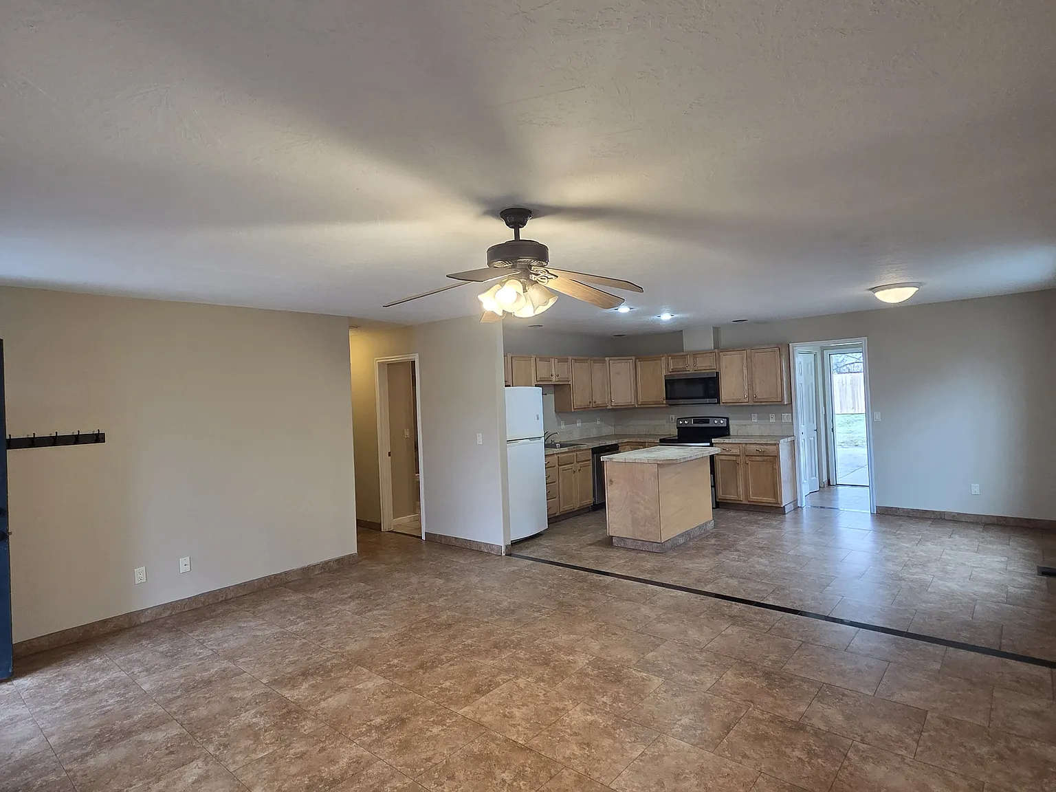 3 bed, 1340 sqft, $1,950 — Photo 3