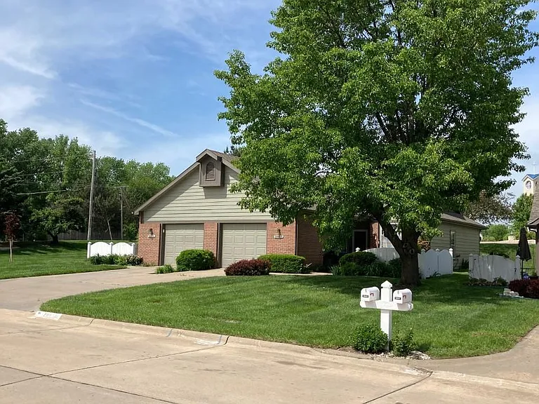2001 N Pointe Dr — Photo 2