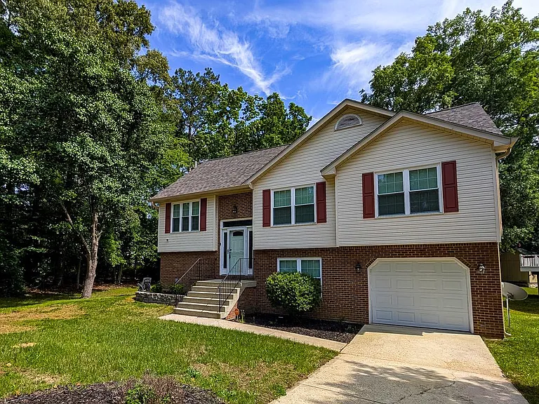 21530 Warwick Ct — Photo 2