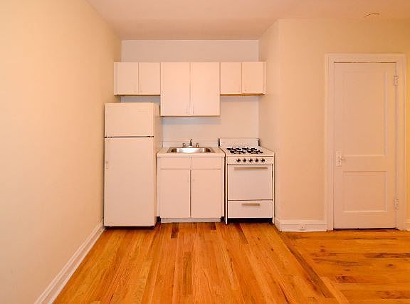 3rd image of 540 W Wellington Ave #102