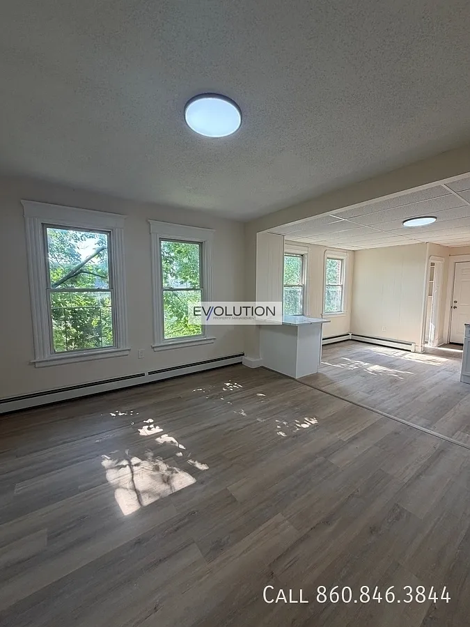3 bed, 1.0 bath, 1150 sqft, $2,000 — Photo 3