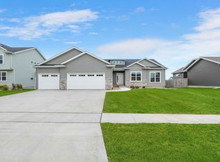 2807 Maple Grove Dr, Cedar Falls, IA 50613