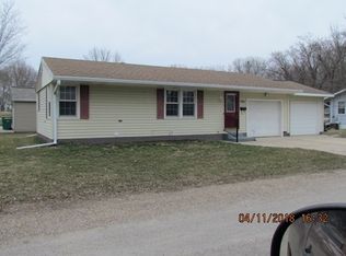 902 Homeway Dr, Independence, IA 50644