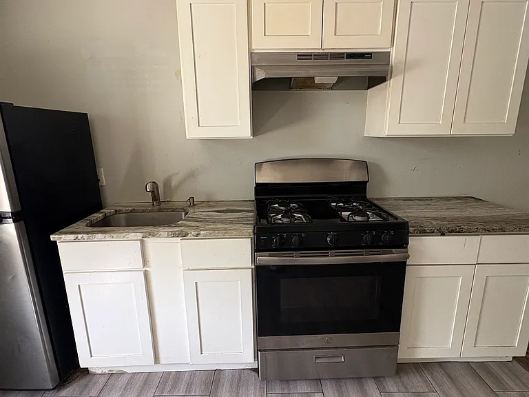 152-154 Mapes Ave #3R — Photo 1