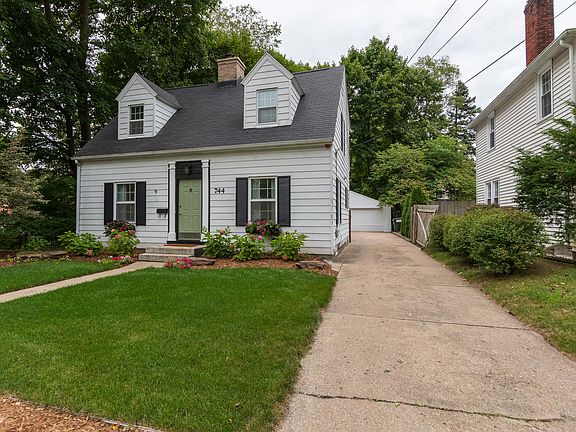 3rd image of 744 Montrose Ave