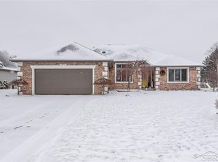 6898 N Green Meadow Dr, Saginaw, MI 48603