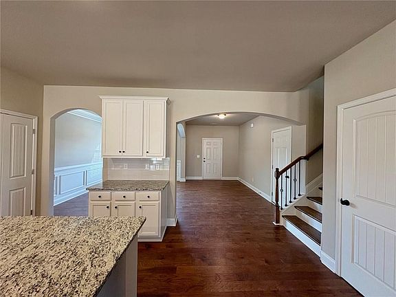 4th image of 1046 Lakeview Oaks Ct