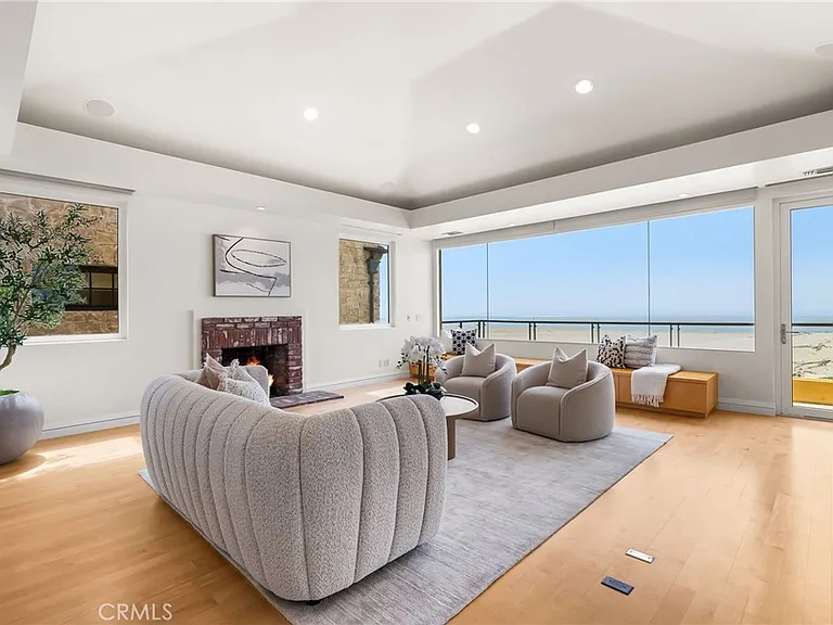 1554 E Oceanfront — Photo 4