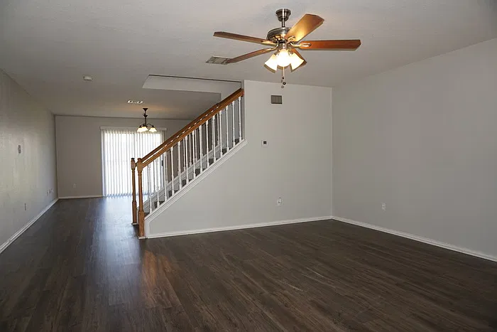 3 bed, 2.5 bath, 1889 sqft, $2,050 — Photo 2