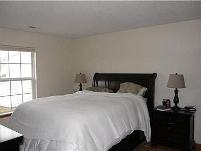 5th image of 814 Millbrook Dr