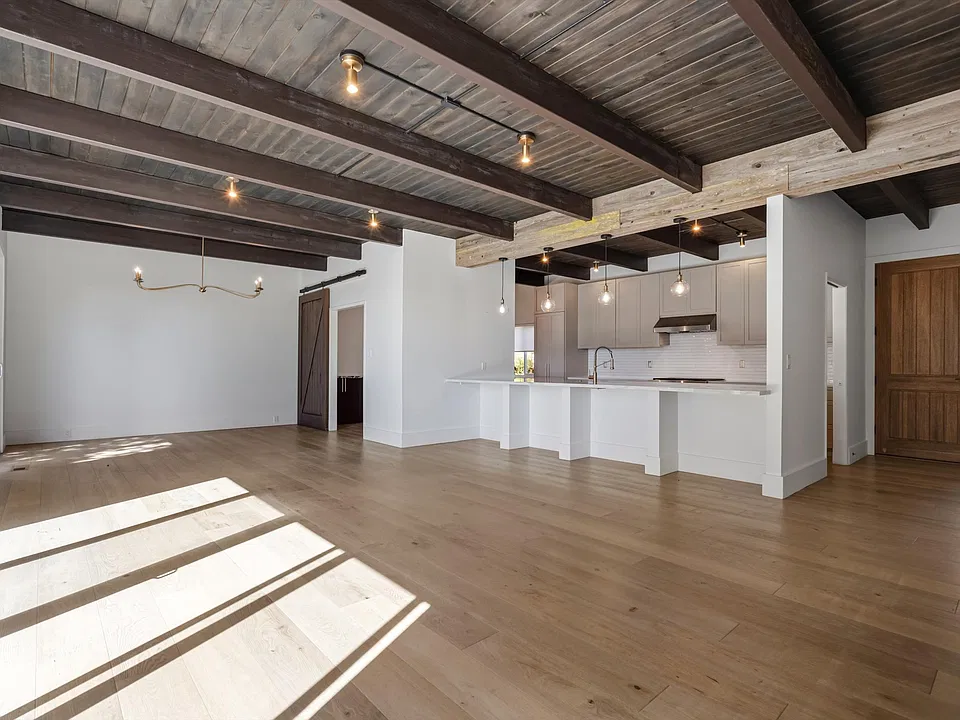 125 Convent Ct