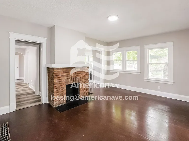 1371522_002_living_room_13766977.jpg
