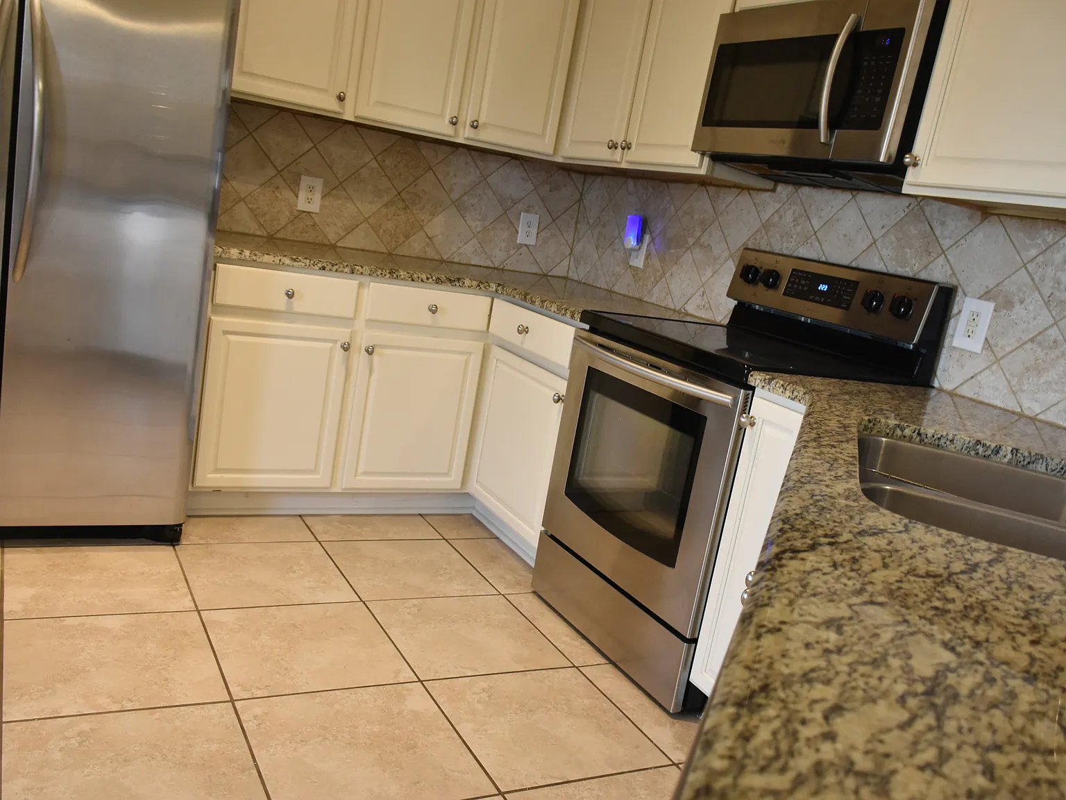 3 bed, 2.5 bath, 1424 sqft, $1,800 — Photo 4