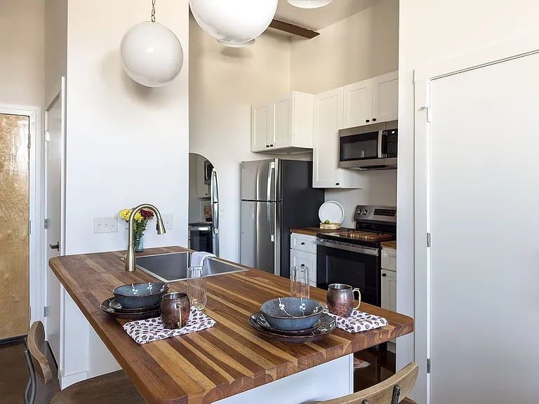 510 S College St — Photo 3