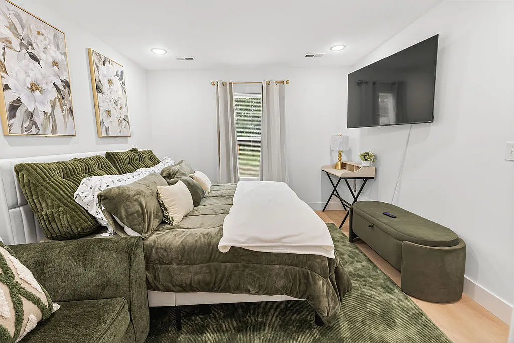 3 bed, 1100 sqft, $2,599 — Photo 2