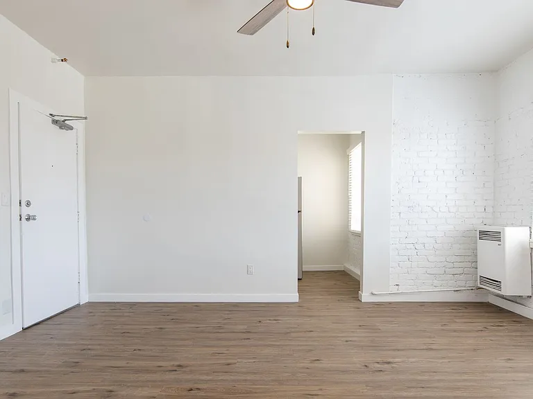 Charming Apartment with Urban Convenience — Photo 10