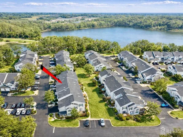 18 Bridgepointe Dr, Laurence Harbor, NJ 08879