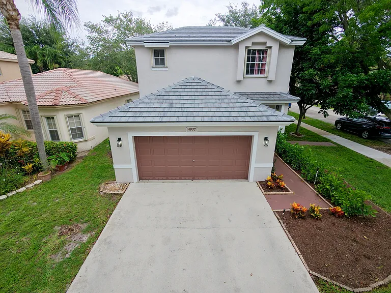 4907 Pelican Mnr — Photo 2