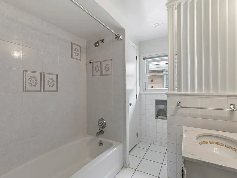 875 1st Ave — Photo 17
