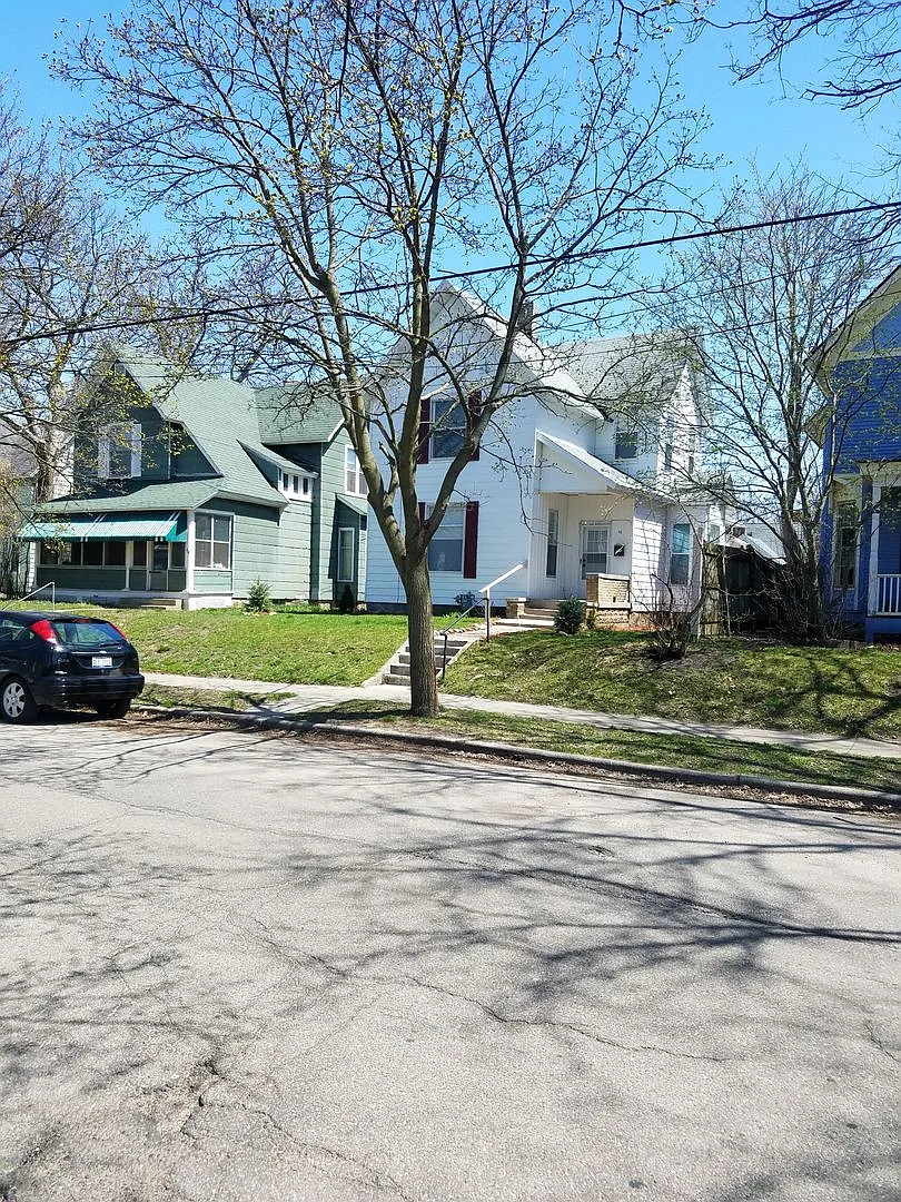 Downtown 2 Story Cottage Monthly Grand Rapids Rental — Photo 3