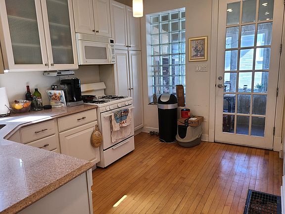 3rd image of 1506 W Diversey Pkwy House 3F