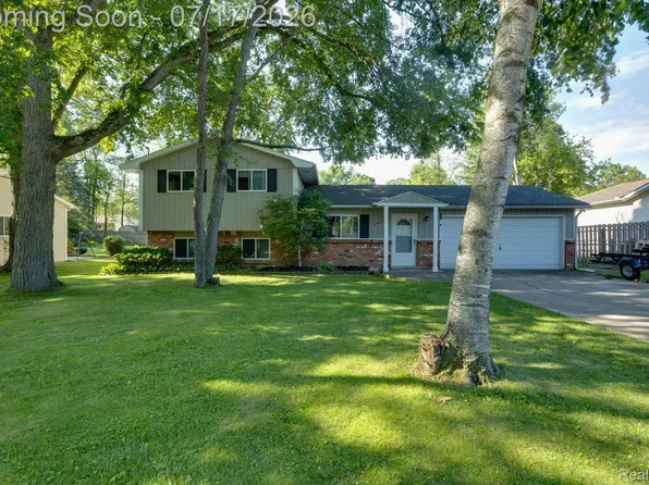 5535 Lake Vista Dr, Waterford, MI 48327