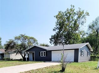 703 E Garfield St, Iola, KS 66749