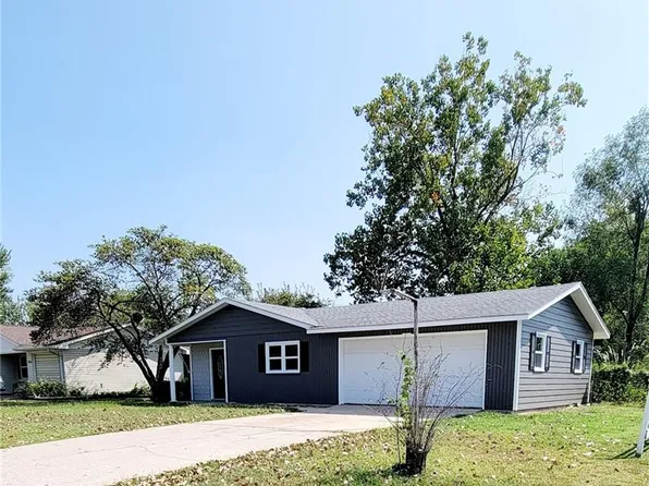 703 E Garfield St, Iola, KS 66749