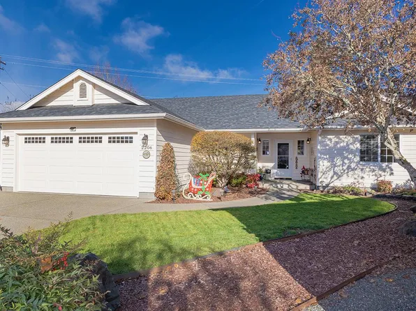 2206 Egret Ct, Grants Pass, OR 97526
