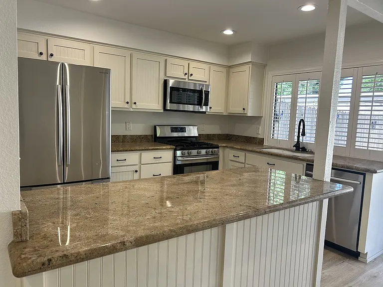 714 Briarwood Ln — Photo 6