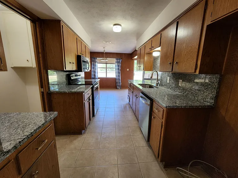 2604 Buckingham Dr — Photo 16