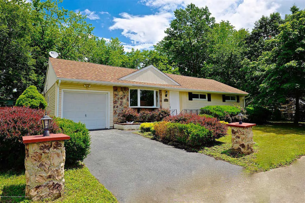 709 Hillview Dr photo 1