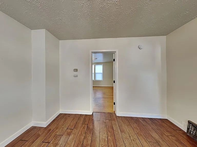 914 E Indiana Ave — Photo 12