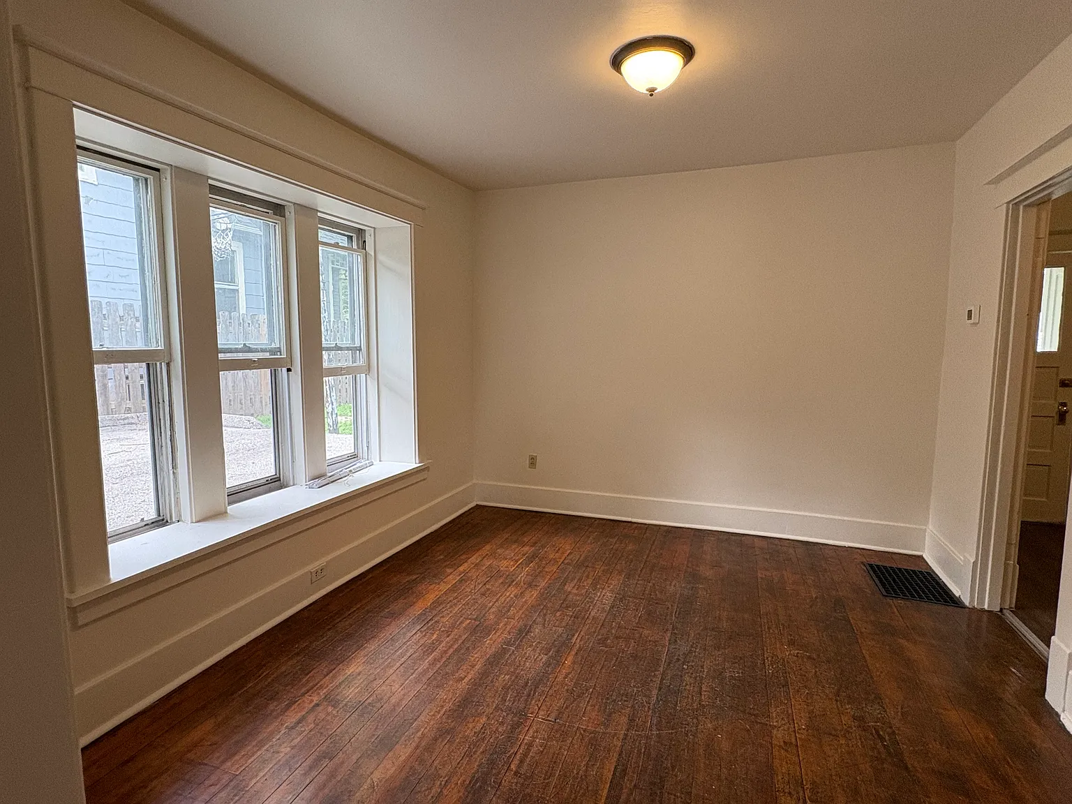 3 bed, 1287 sqft, $1,950 — Photo 4