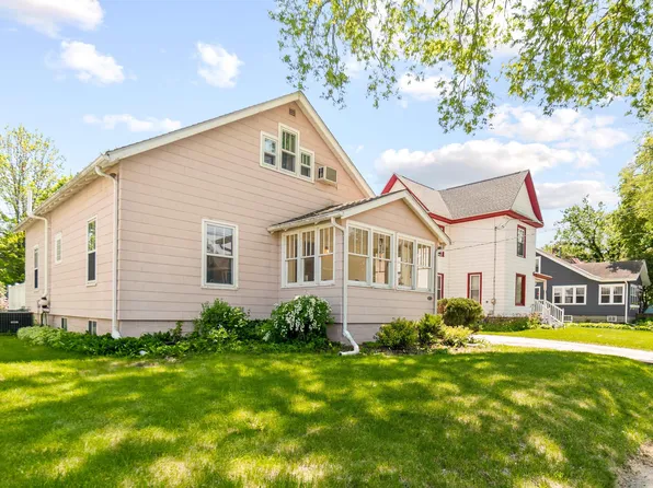 518 2nd St NW, Waverly, IA 50677