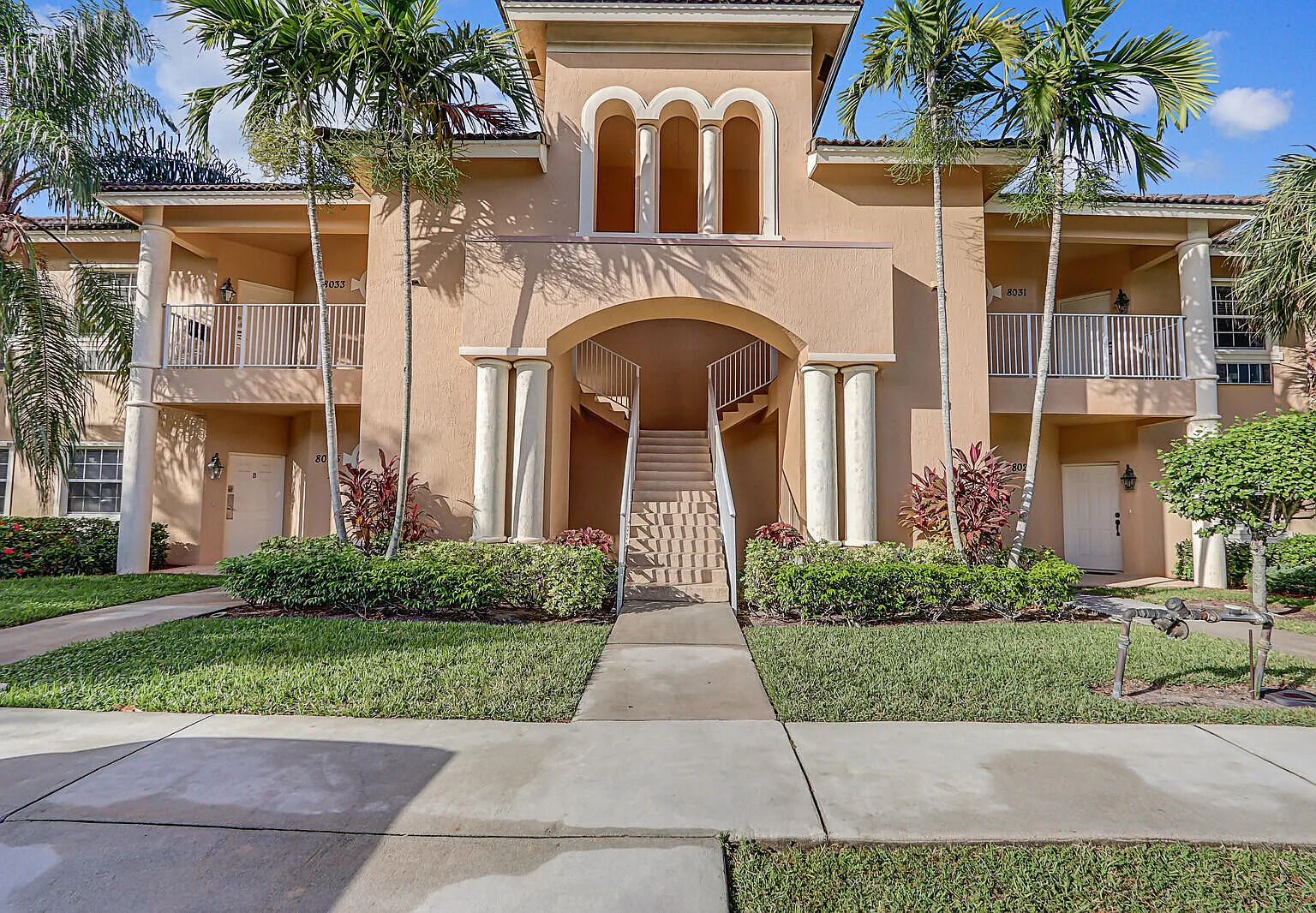 1 bed, 1.5 bath, 900 sqft, $1,850 — Photo 1